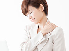 肩こりの女性